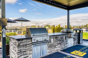 Harbor sky apartments in portland, oregon grilling area